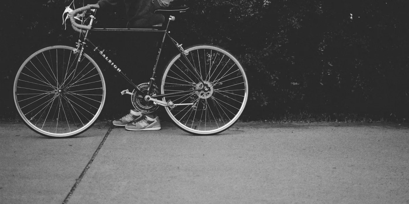 vélo et cycliste en noir et blanc