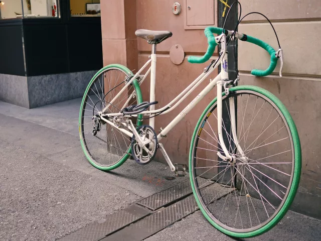 Trouver un point d'ancrage est primordial pour attacher son vélo !