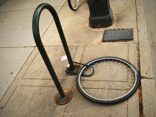 Bien attacher son antivol pour sécuriser l'ensemble du vélo