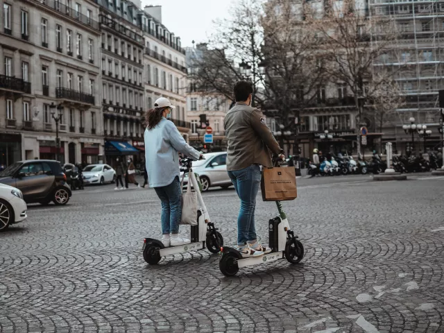 personnes circulant en ville à trottinette