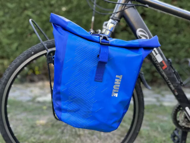 Double sacoche bleue sur porte-bagages 25L Shield Pannier Thule